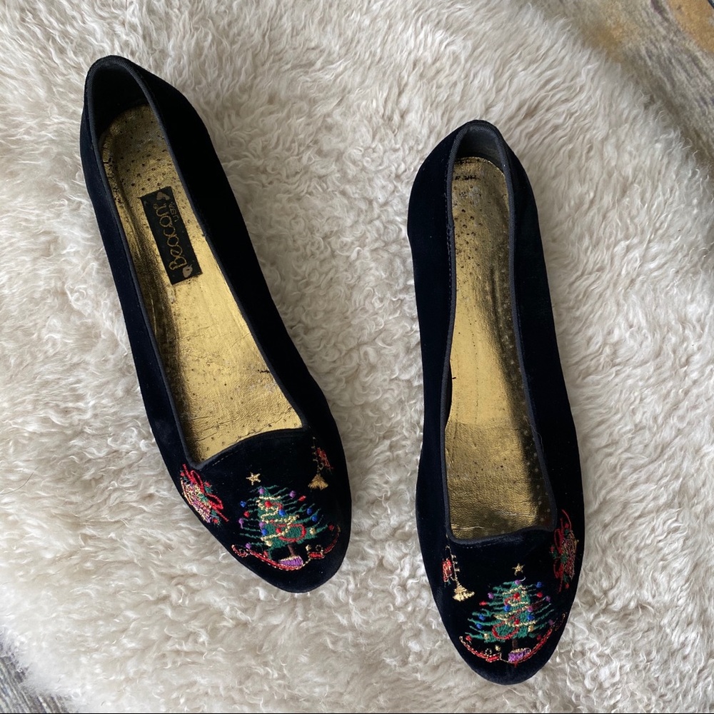 Vintage Beacon USA Christmas Tree & Gifts Embroidered Black Velvet Loafer Flats - Picture 2 of 11